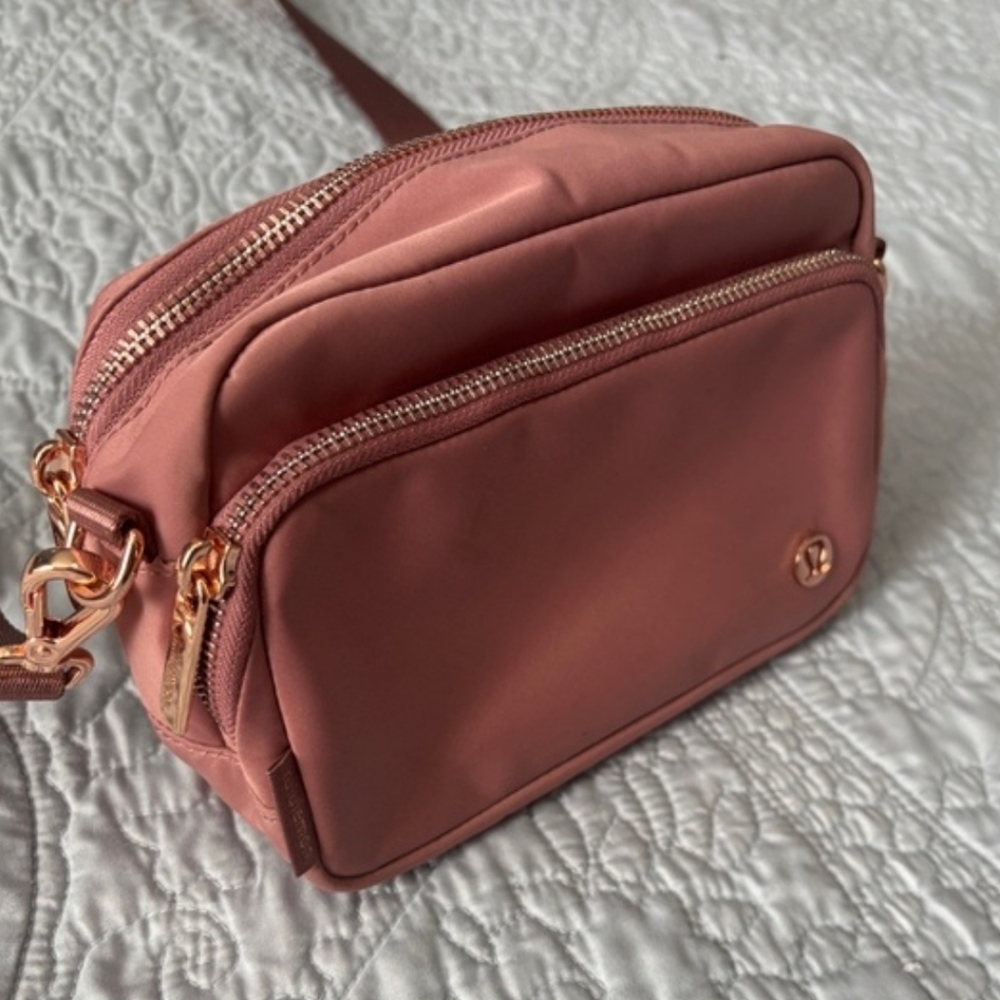 Lululemon Everywhere Crossbody Bag 2L in Spiced Chai / Rose Gold LIKE NEW - Picture 2 of 4